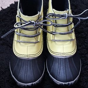 NWOT Yellow Sorels